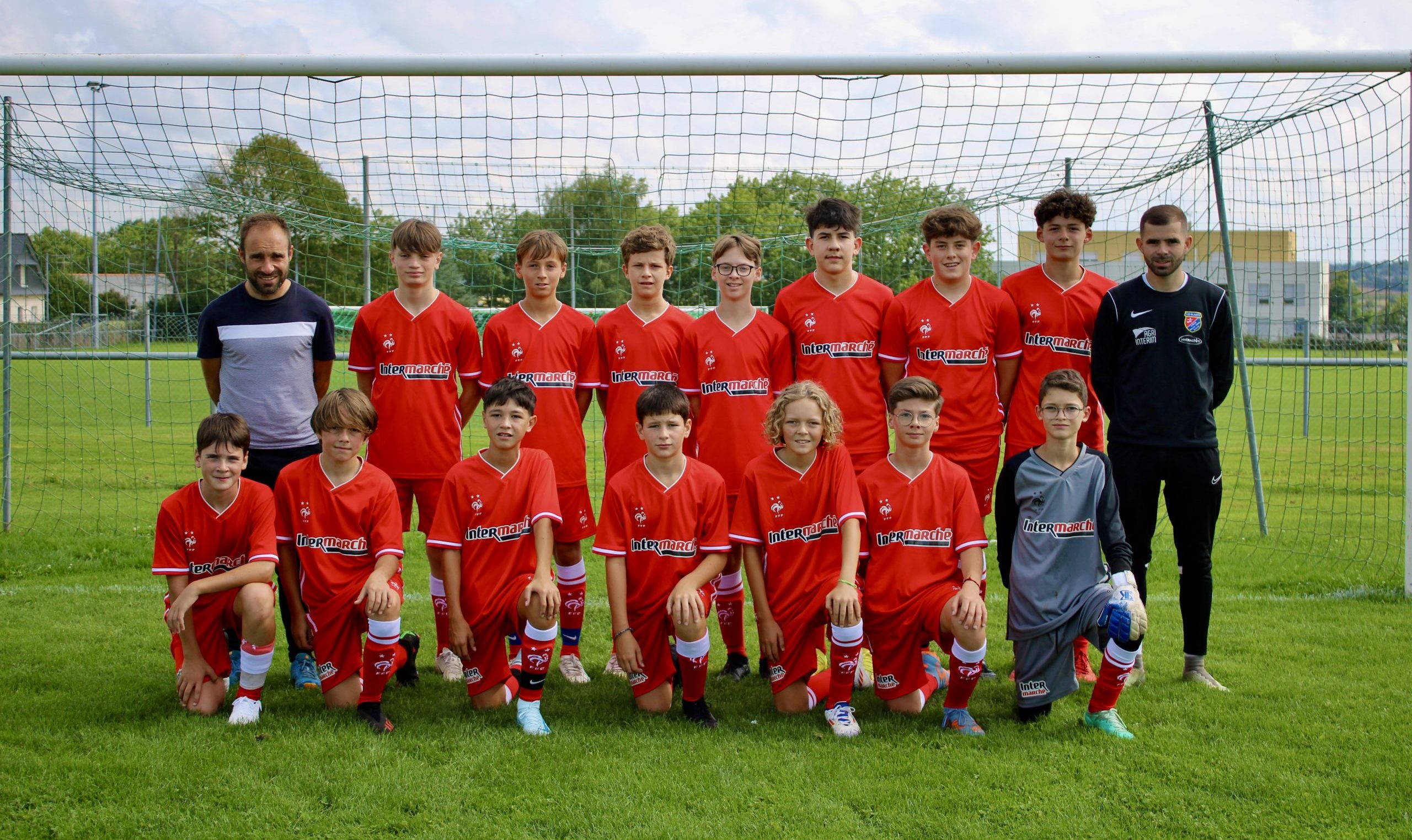 Photo d'équipe des u14 A avec leurs coachs : Ludovic Poirier et Landry Blot du groupement jeunes des Portes de Bretagne